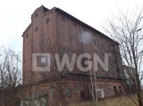 Kaszarnia i młyn wystawione na sprzedaż.