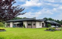 Parterowa rezydencja pod lasem