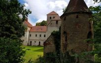 Historyczny zamek na wodzie w Witosowicach